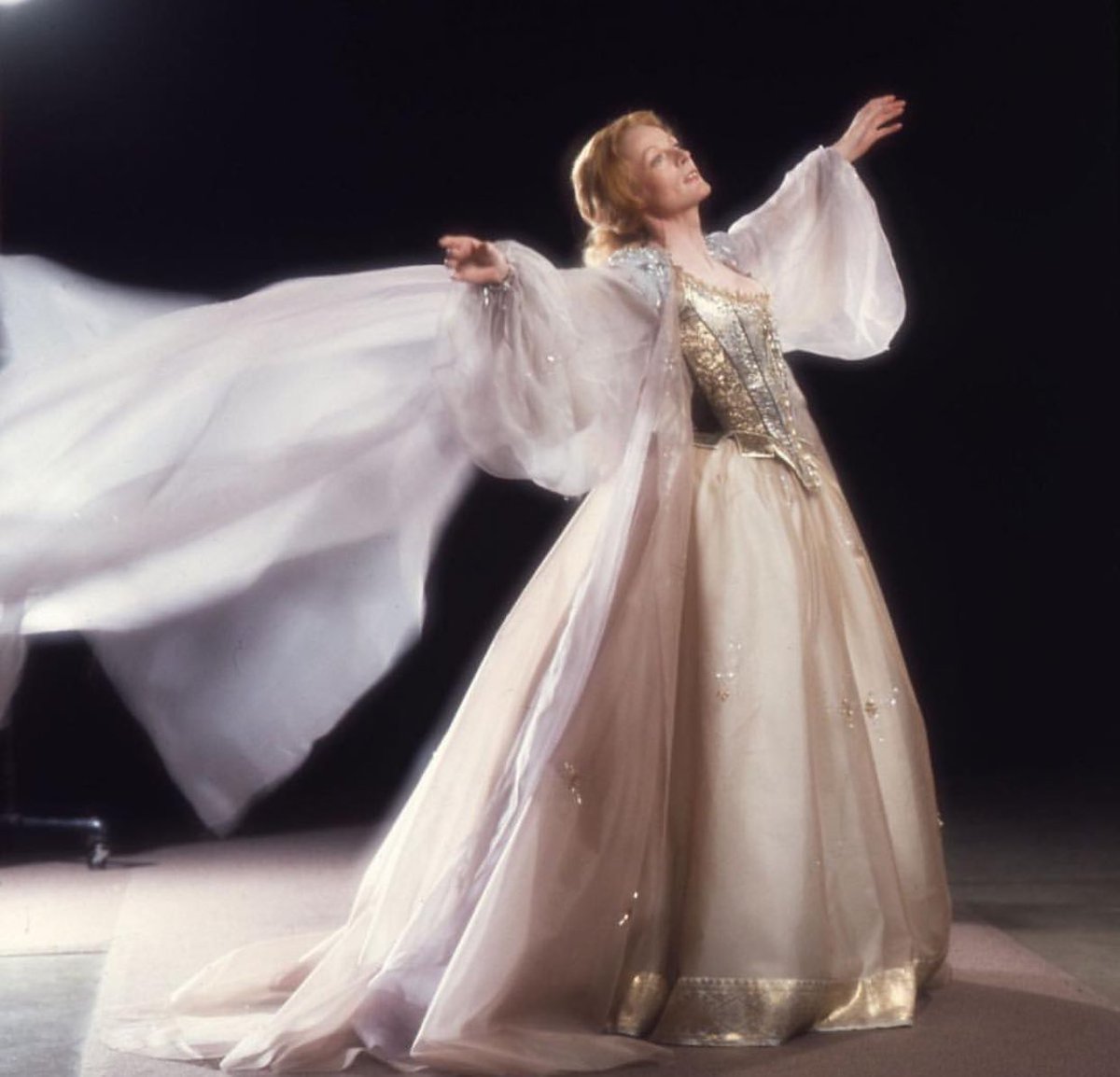 dinesh95094's tweet photo. Rest In Peace RIP Queen 👑
 Dame Maggie Smith (1934-2024) 👰

80 years Life Peace Full https://t.co/XgFKmf1vzP