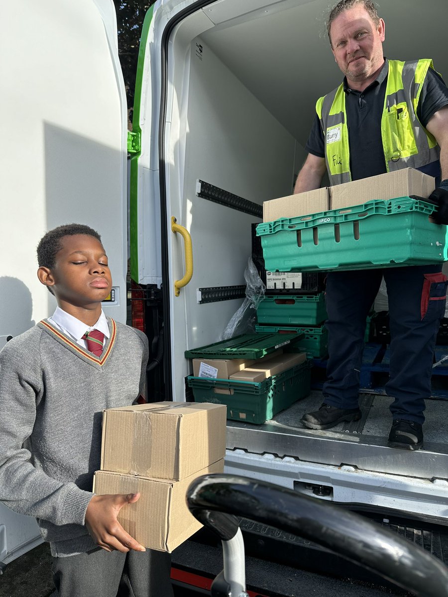 WHYCNunhead's tweet photo. Great to see #exmember Barry bringing our @felixprojectuk delivery tonight! Lovely #FruitandVeg and a little #treat! #StickyToffeePudding. #grateful #youthwork https://t.co/Z8ACnnfqQj