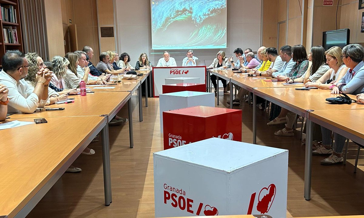 📸En un encuentro con el secretario de Organización del <a href="/psoeandalucia/">PSOE Andalucía</a>, <a href="/JacintoViedma/">Jacinto Viedma</a> volvemos a alzar la voz contra los incumplimientos de #Moreno Bonilla

❌En 6 años de gestión, la provincia ha sido una de las ➕ afectadas por su falta de compromiso

psoe-granada.com/el-psoe-de-gra…