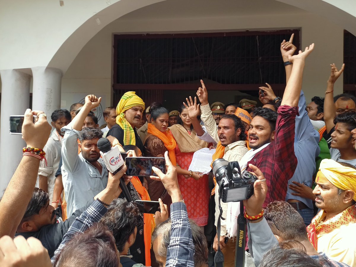ChhayaGautam_'s tweet photo. नाबालिग हिंदू बेटी को भगा ले गया परवीन खाँ 
हिन्दुवादीयों ने 6 दिन तक बेटी का सुराग न मिलने पर थाना पहुँचकर ली जानकारी 
द्वेष भावना में आकर थाना राया ने हिन्दुवादी 58कार्यकर्ताओं के ख़िलाफ़ लिखा झूठा मुक़दमा 
@narendramodi @AmitShah @myogiadityanath @myogioffice @adgzonelucknow https://t.co/XfZWAwBUB4