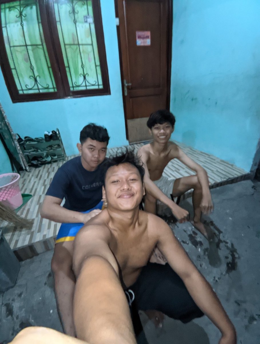 al_wldn's tweet photo. heh... tiba2 gak tuh... malam malam dijepret... abis latian gess... #trending #guru #sekalilagi https://t.co/3BTGuvATxF