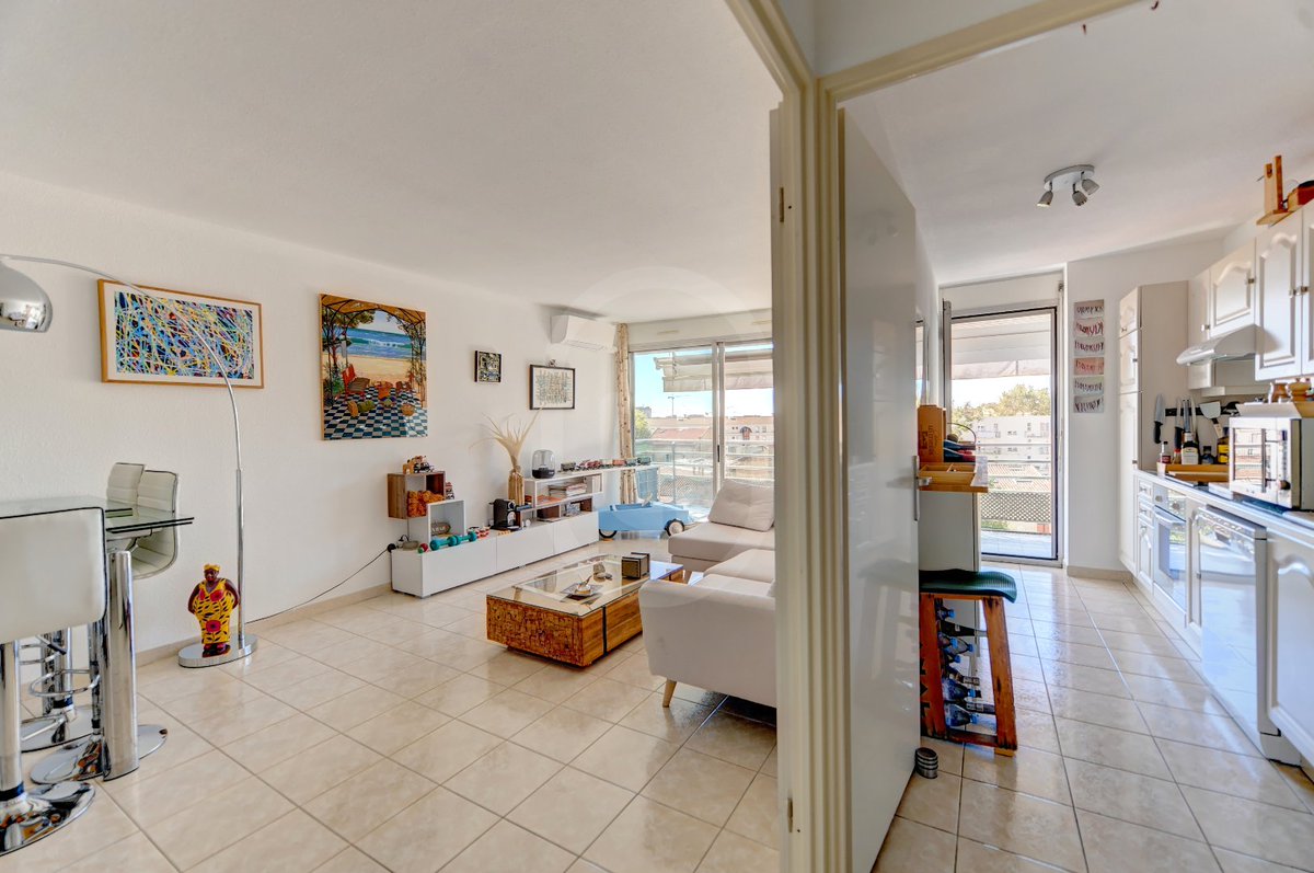 ImmoUrban's tweet photo. EXCLUSIVITÉ - ANTIGONE ✨ Spacieux T2 de 52 m², étage élevé et sans vis-à-vis ! Le séjour, la cuisine équipée et la chambre s'ouvrent sur une belle terrasse exposée plein Sud de 14 m² 🌞 💎 Caractéristiques : Excellent état Stores électriques Porte blindée Garage en (1/4) https://t.co/gSD1Phq8vK