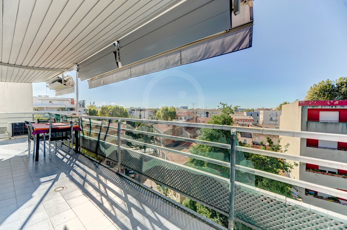 ImmoUrban's tweet photo. EXCLUSIVITÉ - ANTIGONE ✨ Spacieux T2 de 52 m², étage élevé et sans vis-à-vis ! Le séjour, la cuisine équipée et la chambre s'ouvrent sur une belle terrasse exposée plein Sud de 14 m² 🌞 💎 Caractéristiques : Excellent état Stores électriques Porte blindée Garage en (1/4) https://t.co/gSD1Phq8vK