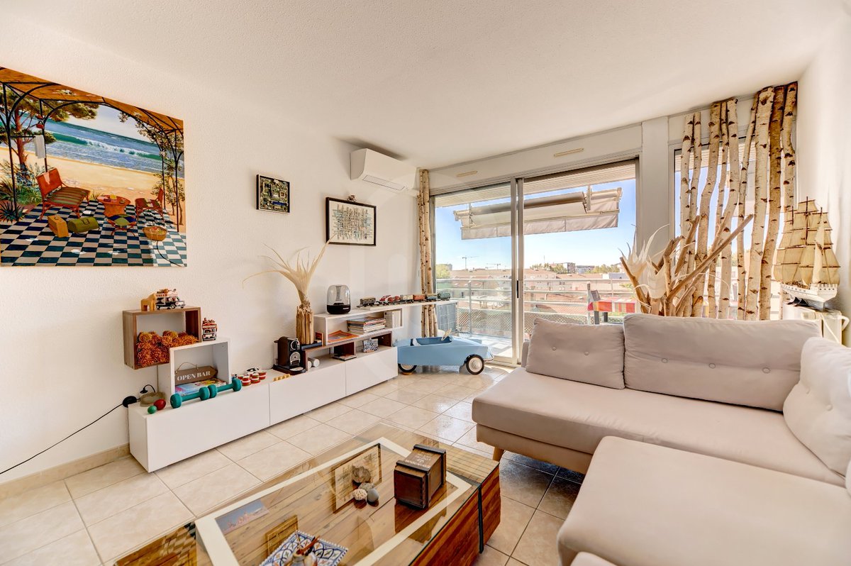 ImmoUrban's tweet photo. EXCLUSIVITÉ - ANTIGONE ✨ Spacieux T2 de 52 m², étage élevé et sans vis-à-vis ! Le séjour, la cuisine équipée et la chambre s'ouvrent sur une belle terrasse exposée plein Sud de 14 m² 🌞 💎 Caractéristiques : Excellent état Stores électriques Porte blindée Garage en (1/4) https://t.co/gSD1Phq8vK