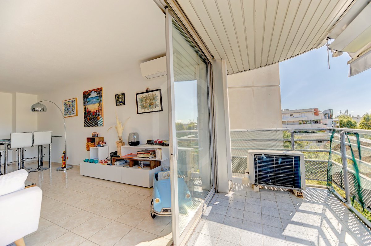 ImmoUrban's tweet photo. EXCLUSIVITÉ - ANTIGONE ✨ Spacieux T2 de 52 m², étage élevé et sans vis-à-vis ! Le séjour, la cuisine équipée et la chambre s'ouvrent sur une belle terrasse exposée plein Sud de 14 m² 🌞 💎 Caractéristiques : Excellent état Stores électriques Porte blindée Garage en (1/4) https://t.co/gSD1Phq8vK