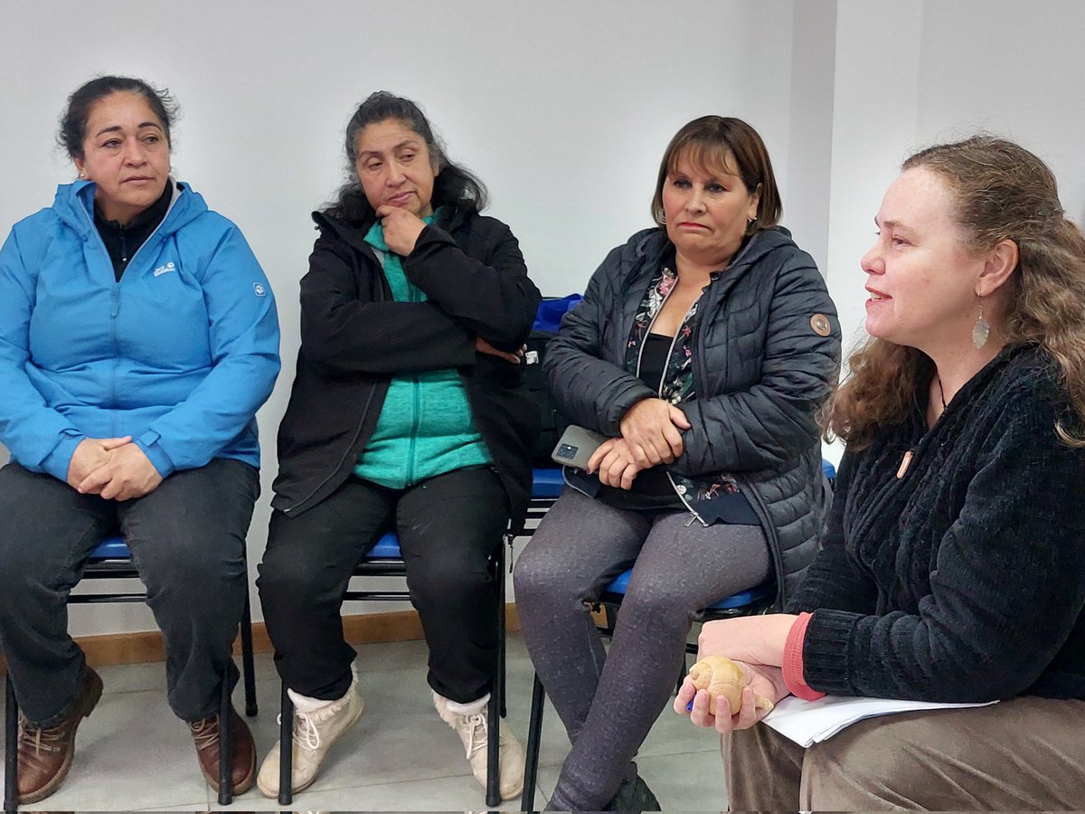 MMEG_LosRios's tweet photo. 🌊 En Los Molinos en #ValdiviaCL compartimos con Mujeres de la Pesca Artesanal y Actividades Conexas que son parte del Programa de Empoderamiento Femenino que desarrolla Fundación Somos Tribu, gracias al financiamiento de @TNC_Chile y  apoyo de @Economia_R_XIV y @MMEG_LosRios 🐟. https://t.co/B4XCe7mqFC