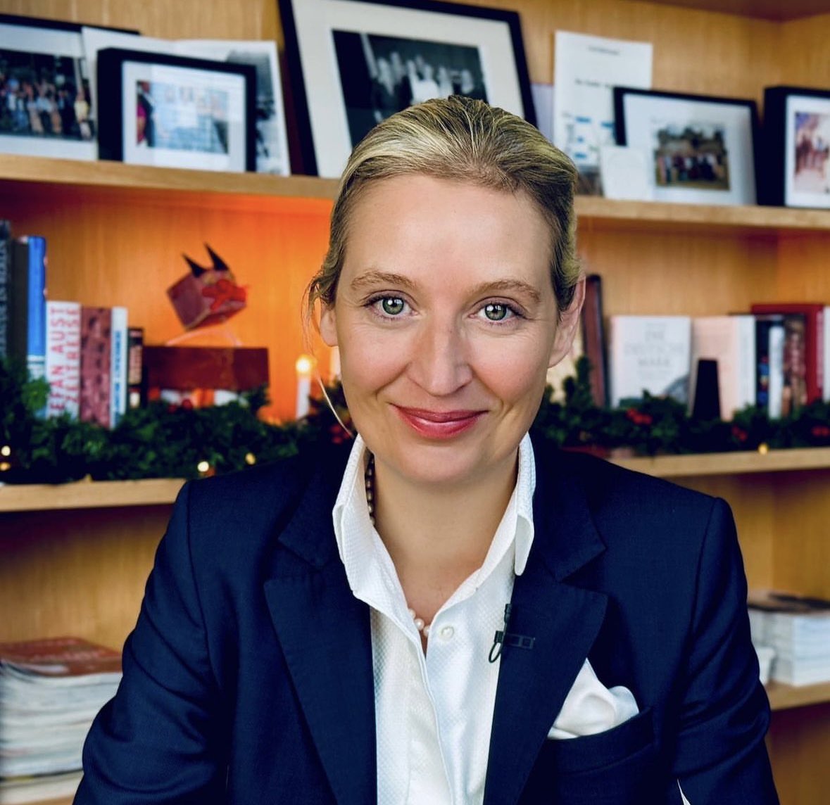 HeimatliebeDE's tweet photo. Jeder hat die Wahl. 

Ich wähle „Rechts“. 
Für ein lebenswertes und sicheres Deutschland. 🇩🇪

#Weidel https://t.co/cceh1UE9ok