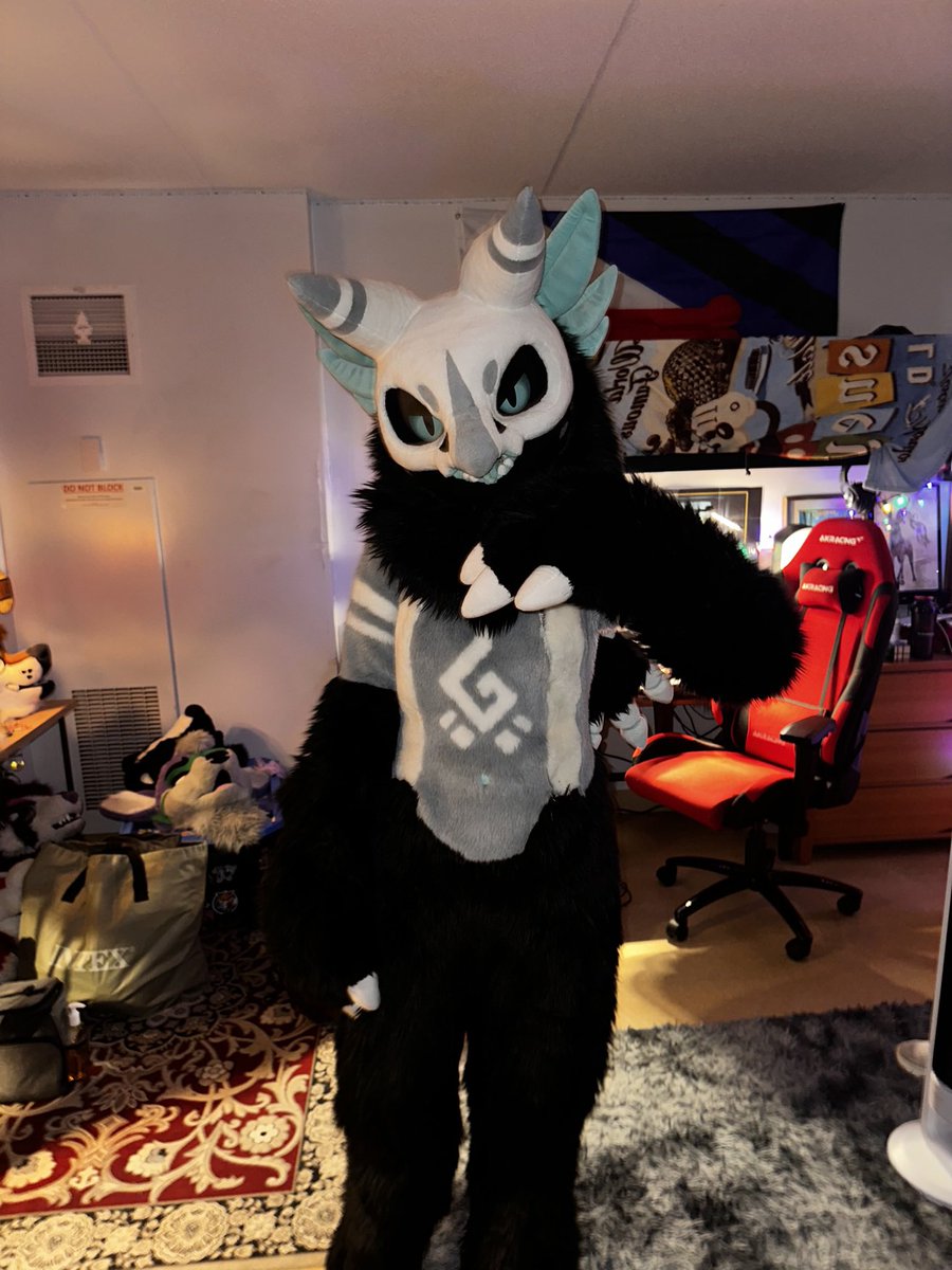 Fursuit Friday!!! 

ft. <a href="/who_is_beverly/">🤍beverly🤍</a> in Karasu!