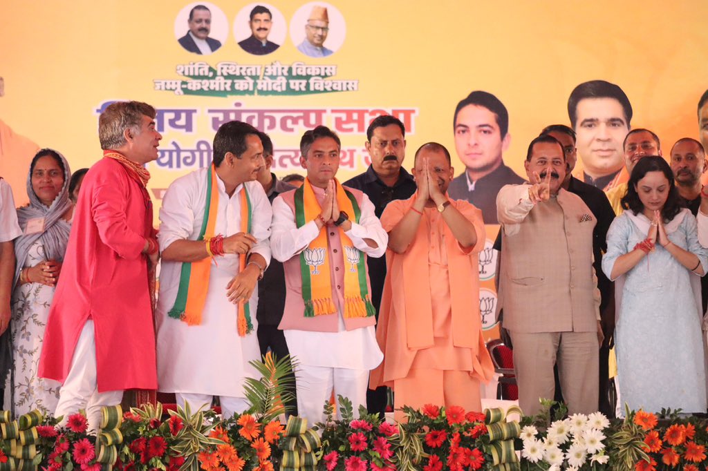 ShagunParihar_'s tweet photo. #UttarPradesh के मुख्यमंत्री श्री MYogiAdityanath जी के साथ #Ramnagar  की विशाल जनसभा के कुछ दृश्य।
#Udhampur  
#JammuAndKashmir 
#ShagunParihar4Kishtwar https://t.co/zO2zYoKhya
