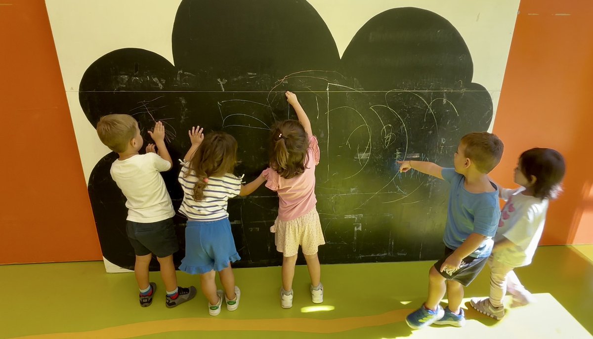 Tenir a l'abast dels infants diferents materials, com lletres, números i pissarres, ha provocat que alguns dels nens i nenes (no tots, i també està bé!) "escriguin" i em diguin:
- Mira, Mariona! La lletra del meu nom!
- He fet la A, d'Arnau!
#jecasp