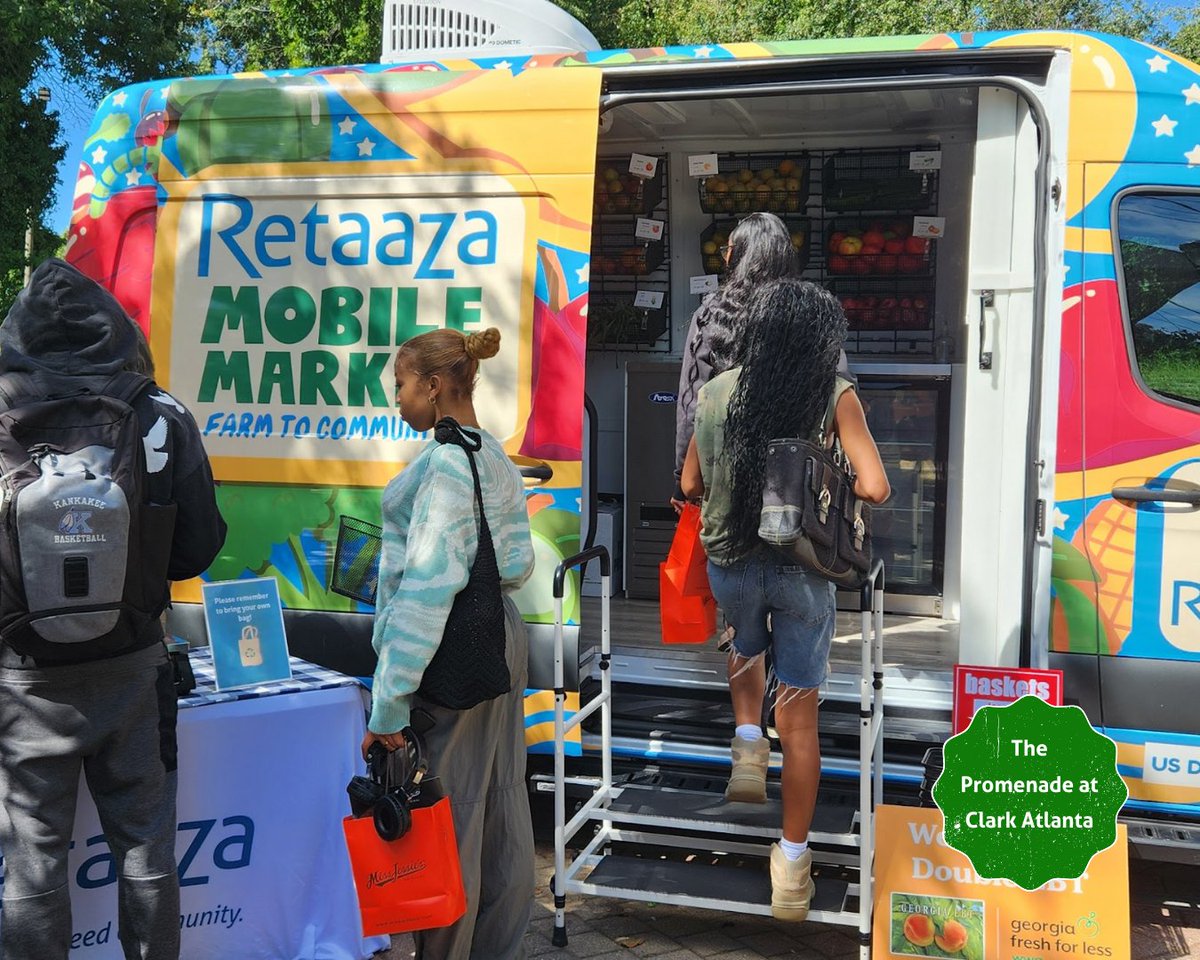 retaaza's tweet image. Pictures:
🍎 Students enjoying The Promenade at Clark Atlanta Market
🥬 Bounty of fresh fruits and vegetables at the Roosevelt Hall Market
🫛 Market go-ers checking out at Nett Church Market

#RetaazaRx #MACHN #ThePromenade #RooseveltHall #NettChurch #RetaazaFarmFreshMarkets