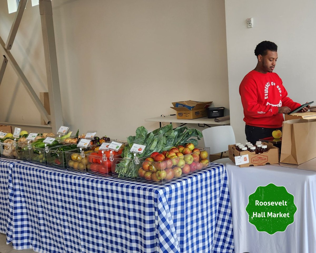 retaaza's tweet image. Pictures:
🍎 Students enjoying The Promenade at Clark Atlanta Market
🥬 Bounty of fresh fruits and vegetables at the Roosevelt Hall Market
🫛 Market go-ers checking out at Nett Church Market

#RetaazaRx #MACHN #ThePromenade #RooseveltHall #NettChurch #RetaazaFarmFreshMarkets