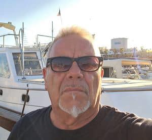 L’uomo qui sotto si chiama Franco Ruggiero, 69 anni, napoletano. È un uomo di mare, un Capitano con la C maiuscola.
E, insieme ai turisti che stava portando in barca per un’escursione, ha appena salvato letteralmente la vita a 50 migranti naufragati a largo di Lampedusa.
Quando