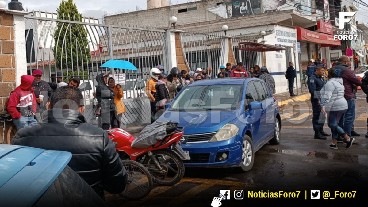 _almomento's tweet photo. 📌 #ÚltimaHora
Por falta de alumbrado público, vecinos del fraccionamiento Ciudad Natura se manifiestan afuera de la Secretaría de Obras Públicas del Municipio de #Tizayuca

Se quejan que han incrementado robos, asaltos y lo peor, invasión viviendas.

🤳 #NoticiasForo7 https://t.co/EZSPzlRjN4