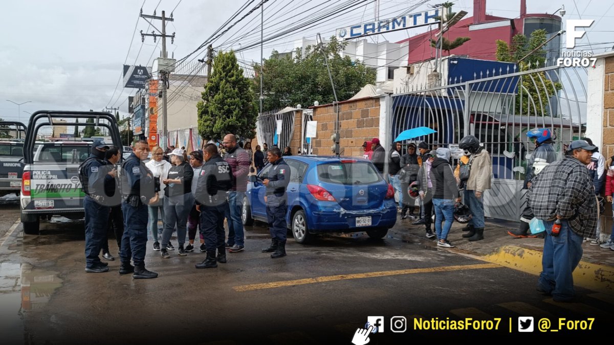 _almomento's tweet photo. 📌 #ÚltimaHora
Por falta de alumbrado público, vecinos del fraccionamiento Ciudad Natura se manifiestan afuera de la Secretaría de Obras Públicas del Municipio de #Tizayuca

Se quejan que han incrementado robos, asaltos y lo peor, invasión viviendas.

🤳 #NoticiasForo7 https://t.co/EZSPzlRjN4