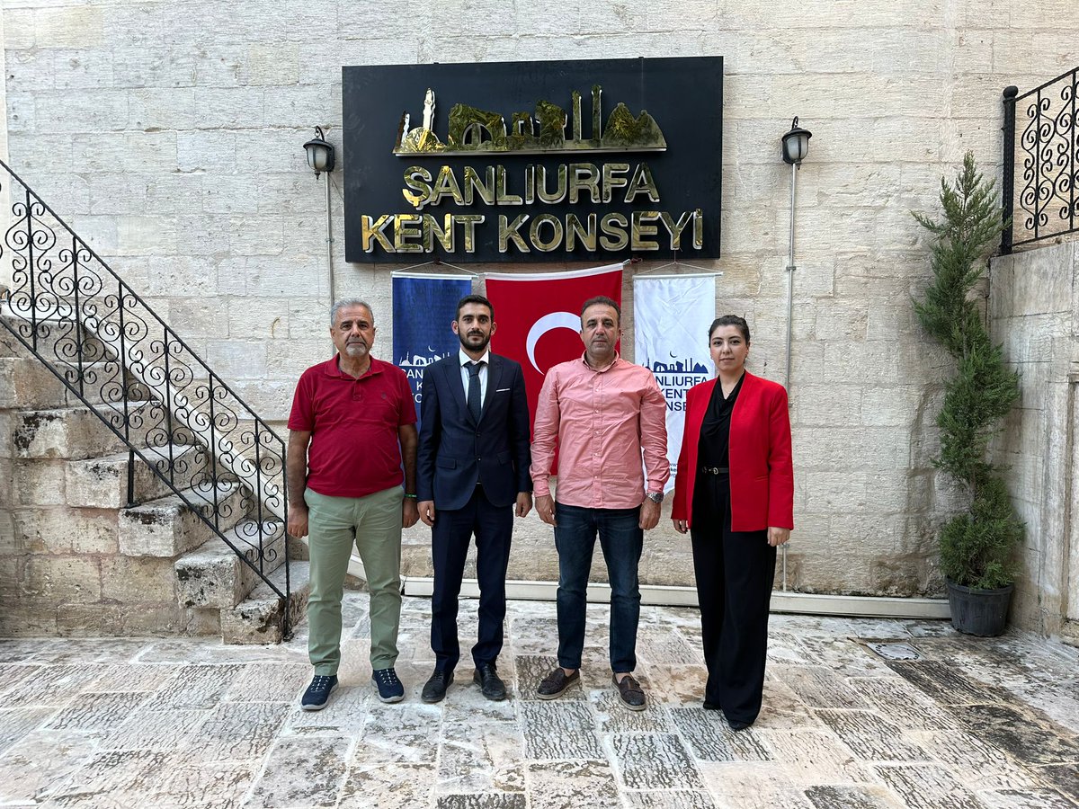 Şanlıurfa Ruh Sağlığı ve Bağımlıkları Araştırma Eğitim Derneği Psikolog Şükrü ÖTKÜN ve Fatma Ece ATEŞ Kent Konseyi Bşk. Süleyman Hartavioğlu'nu yeni yerimizi ziyaret ederek hayırlı olsun dileklerinde bulundu.

Kent Konseyi Başkanımız, nazik ziyaretleri için teşekkürlerini iletti.