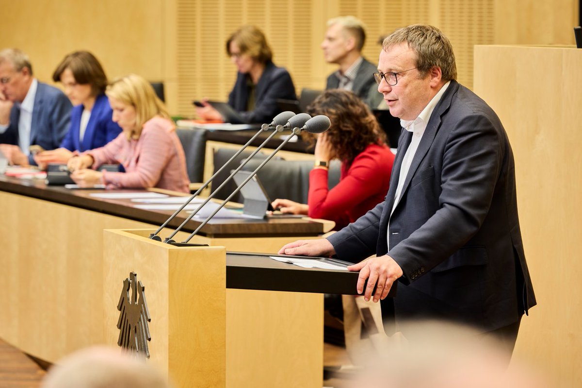 #NRW-Verkehrsminister Oliver Krischer <a href="/UmweltNRW/">Umweltministerium</a>  hat sich im @Bundesrat gegen Kürzungen des Bundes bei den Regionalisierungsmitteln für den öff. Personenschienennahverkehr gewandt. "Wir Länder wollen das Erfolgsprojekt Deutschlandticket fortsetzen."
bundesrat.de/SharedDocs/ber…