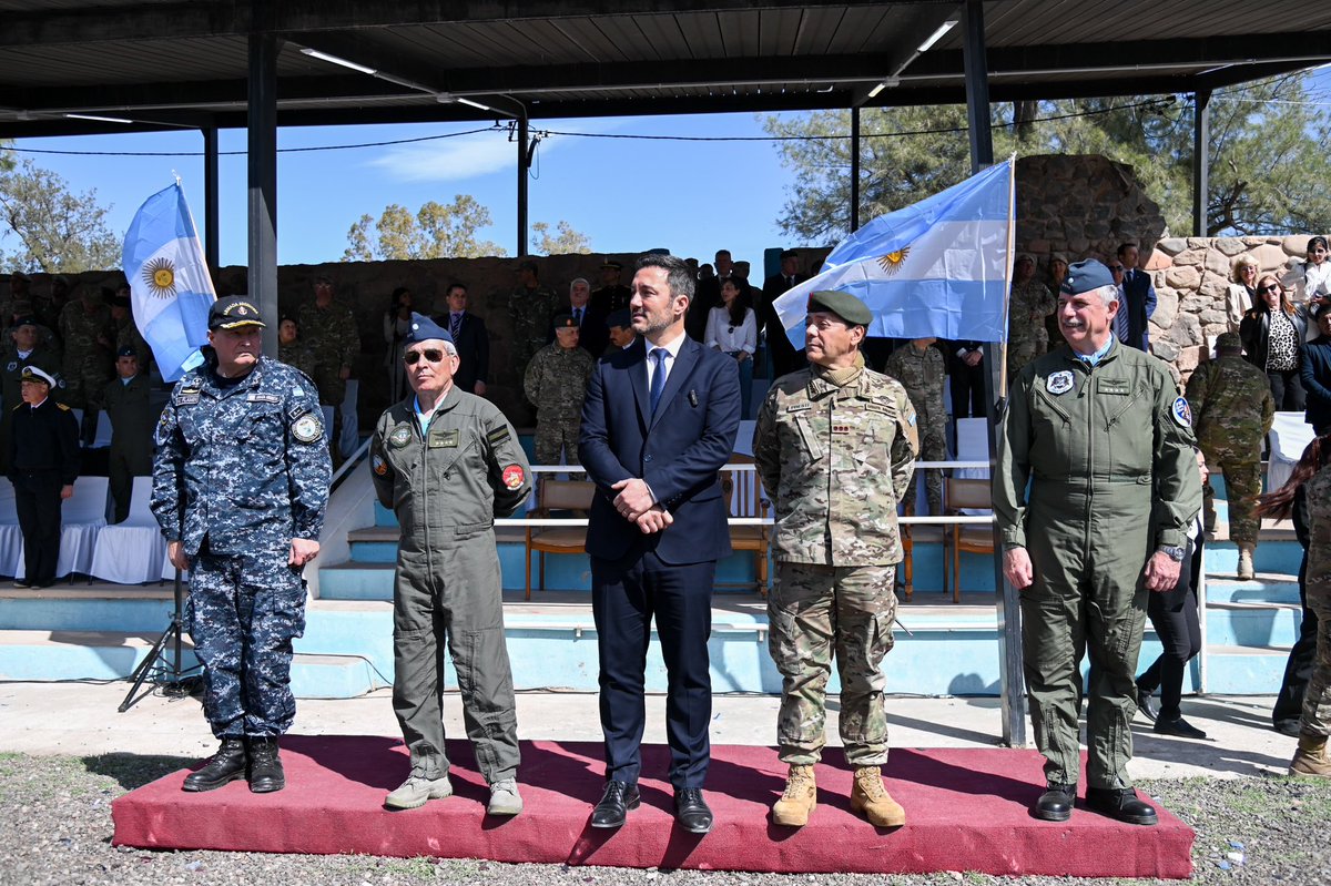 MinDefensa_Ar's tweet photo. Los Juegos Culturales y Deportivos Interliceos 2024 en el @liceoespejo de Mza llegaron a su fin. En la ceremonia de clausura, el Mtro @luispetri felicitó a los cadetes y alumnos de todo el país por su trabajo en equipo, verdadero reflejo del espíritu de cuerpo de nuestras FFAA. https://t.co/qpQLMOHPqd