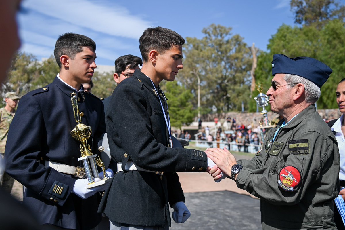 MinDefensa_Ar's tweet photo. Los Juegos Culturales y Deportivos Interliceos 2024 en el @liceoespejo de Mza llegaron a su fin. En la ceremonia de clausura, el Mtro @luispetri felicitó a los cadetes y alumnos de todo el país por su trabajo en equipo, verdadero reflejo del espíritu de cuerpo de nuestras FFAA. https://t.co/qpQLMOHPqd