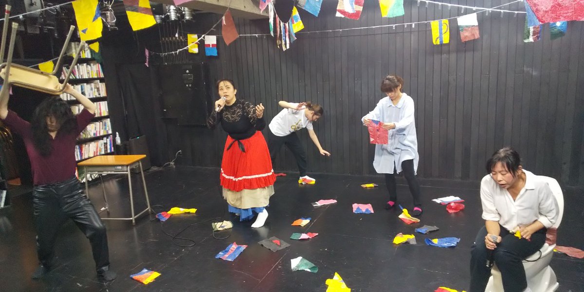 ポーランド公演に向けたフェルディドゥルケの稽古です。
東京公演本番はライティングが素晴らしかった！
蛍光灯でやるとぜんぜん違うな〜。
照明の麗乃さんのポーランドでの明かりも楽しみです♥
明日はいよいよ、通し稽古からのポーランドツアーレクチャー！🇵🇱