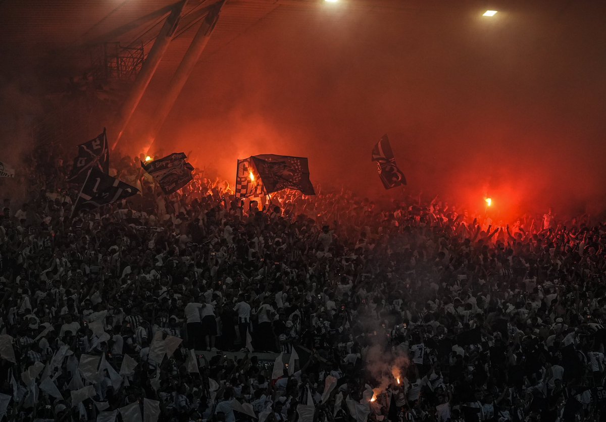 forzabesiktas's tweet photo. yollar var yollar uzun 
hüzündür sonu hüzün 
mutluluk var belki de 
bilinmez yollar uzun 

nice kar boranlarda 
senin aşkın uğruna 
buz tutmuş sokaklarda 
haykırsam yıldızlara

tan yerinden savrulan
isyankar yüreklerden
kanat çırpsan göklere
en yüksek tepelere

gülüşün bana bana yine dönse
sevdiğim sevdiğim dese
bir senin için geldim
bır senin için güldüm
bir senin için öldüm
bir bir daha gelsene
sar yüreğimi yüregine  
#Beşiktaş

#BurasıBeşiktaşHerkesAyağa