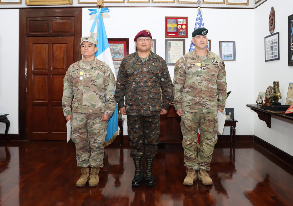 JTF_Bravo's tweet image. COL Alder, JTF-B Commander, & MSG Chavez, JTF-B LNO, received the highest Guatemalan award for foreign military, the Medal of the White Nun, from Minister of Defense Maj. Gen. Henry Saenz for meritorious actions supporting Guatemalans. 🇬🇹
@usembassyguate @Southcom @Ejercito_GT