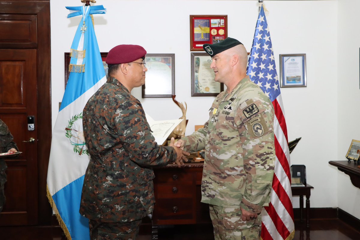 JTF_Bravo's tweet image. COL Alder, JTF-B Commander, & MSG Chavez, JTF-B LNO, received the highest Guatemalan award for foreign military, the Medal of the White Nun, from Minister of Defense Maj. Gen. Henry Saenz for meritorious actions supporting Guatemalans. 🇬🇹
@usembassyguate @Southcom @Ejercito_GT