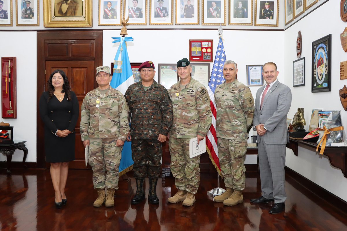 JTF_Bravo's tweet image. COL Alder, JTF-B Commander, & MSG Chavez, JTF-B LNO, received the highest Guatemalan award for foreign military, the Medal of the White Nun, from Minister of Defense Maj. Gen. Henry Saenz for meritorious actions supporting Guatemalans. 🇬🇹
@usembassyguate @Southcom @Ejercito_GT