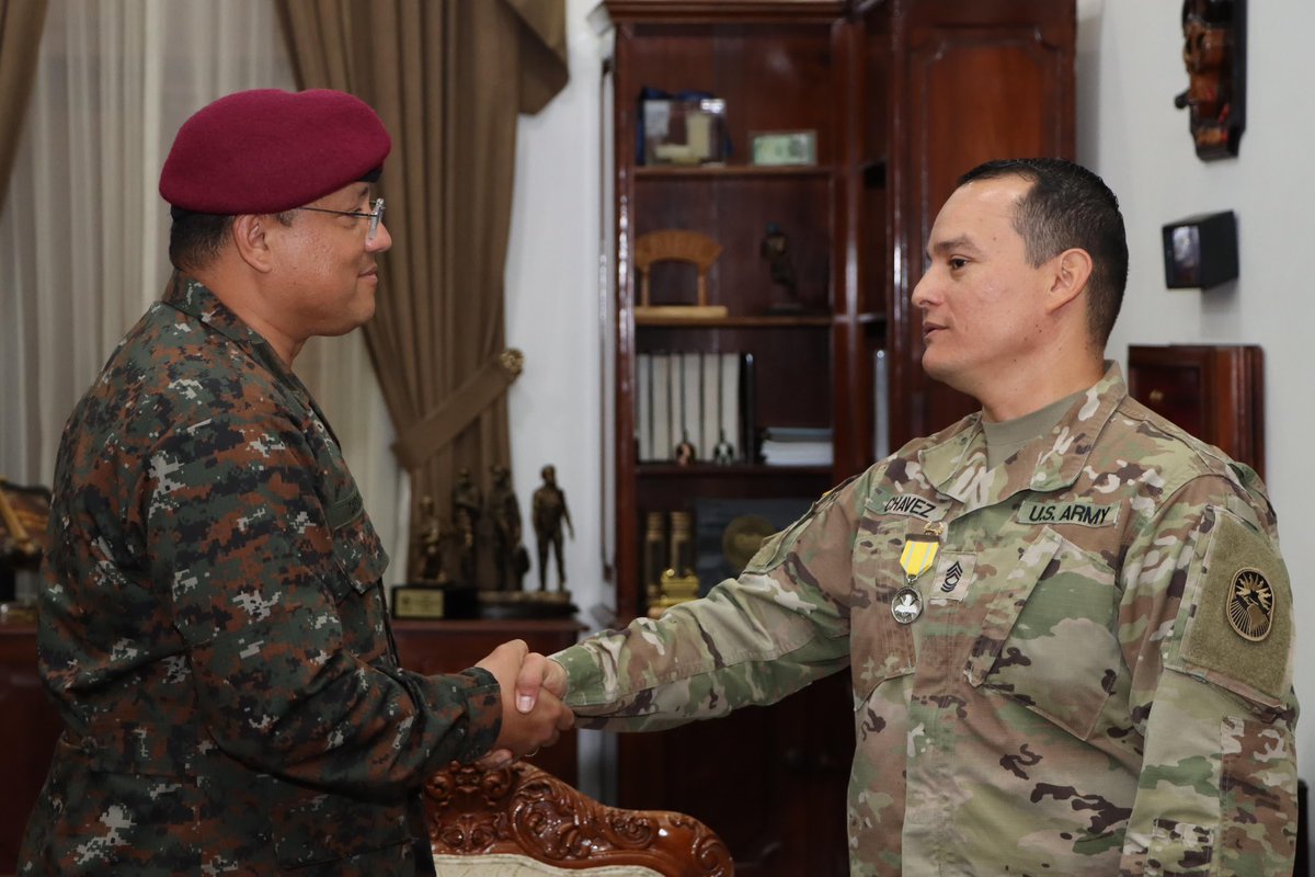 JTF_Bravo's tweet image. COL Alder, JTF-B Commander, & MSG Chavez, JTF-B LNO, received the highest Guatemalan award for foreign military, the Medal of the White Nun, from Minister of Defense Maj. Gen. Henry Saenz for meritorious actions supporting Guatemalans. 🇬🇹
@usembassyguate @Southcom @Ejercito_GT