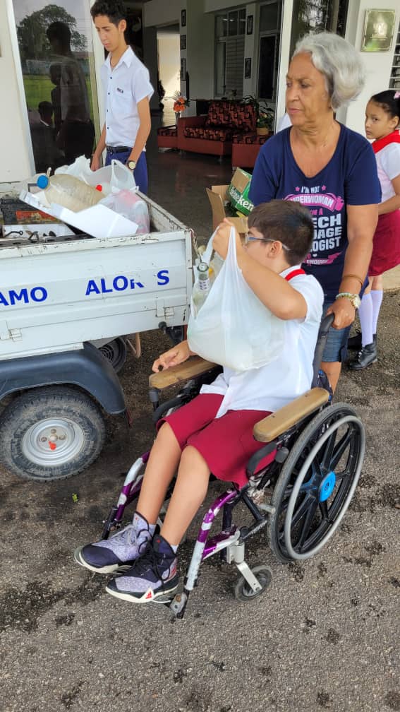 PBoyeros's tweet photo. EE solidaridad con Panamá aportando su granito de arena para reciclar materia prima https://t.co/PMTwrvCiMg