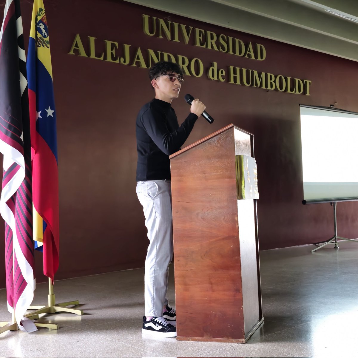 Phoinike impartió el conversatorio "Logística Inteligente: Retos y Oportunidades en el Comercio Venezolano" en convenio con la <a href="/uah_oficial/">unihumboldt</a>. Expertos discutieron sobre Incoterms, nacionalización y tecnología en aduanas, destacando la IA para el crecimiento logístico.
