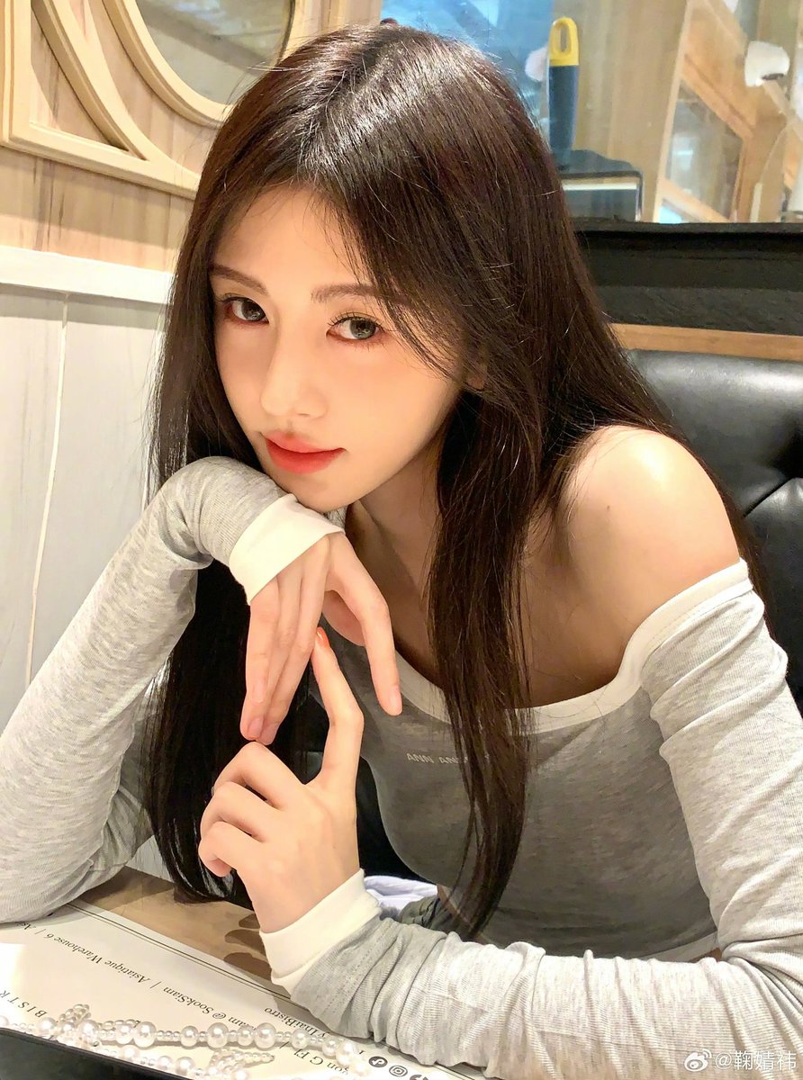 小露香肩加小蛮腰的鞠妈，还有女友视角，好梦🤤🤤 https://t.co/WhWHj4s89x