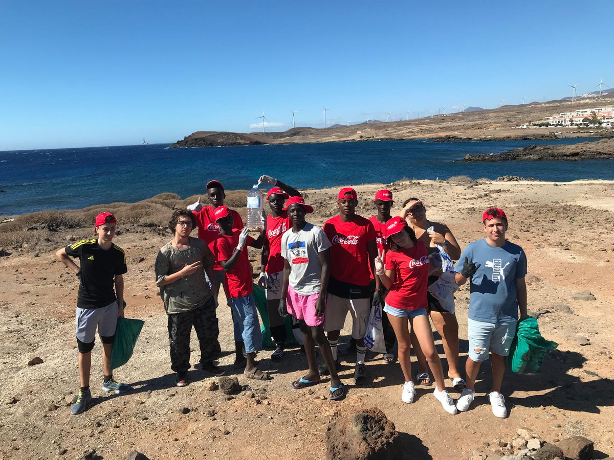 25 estudiantes participan del programa “Mares Circulares” junto a otros colectivos como parte de las iniciativas de Aprendizaje-Servicio del Proyecto Dubini. Hemos colaborado con la incorporación de una 🐢tortuga a su hábitat y la limpieza de residuos en la Playa de Abades.