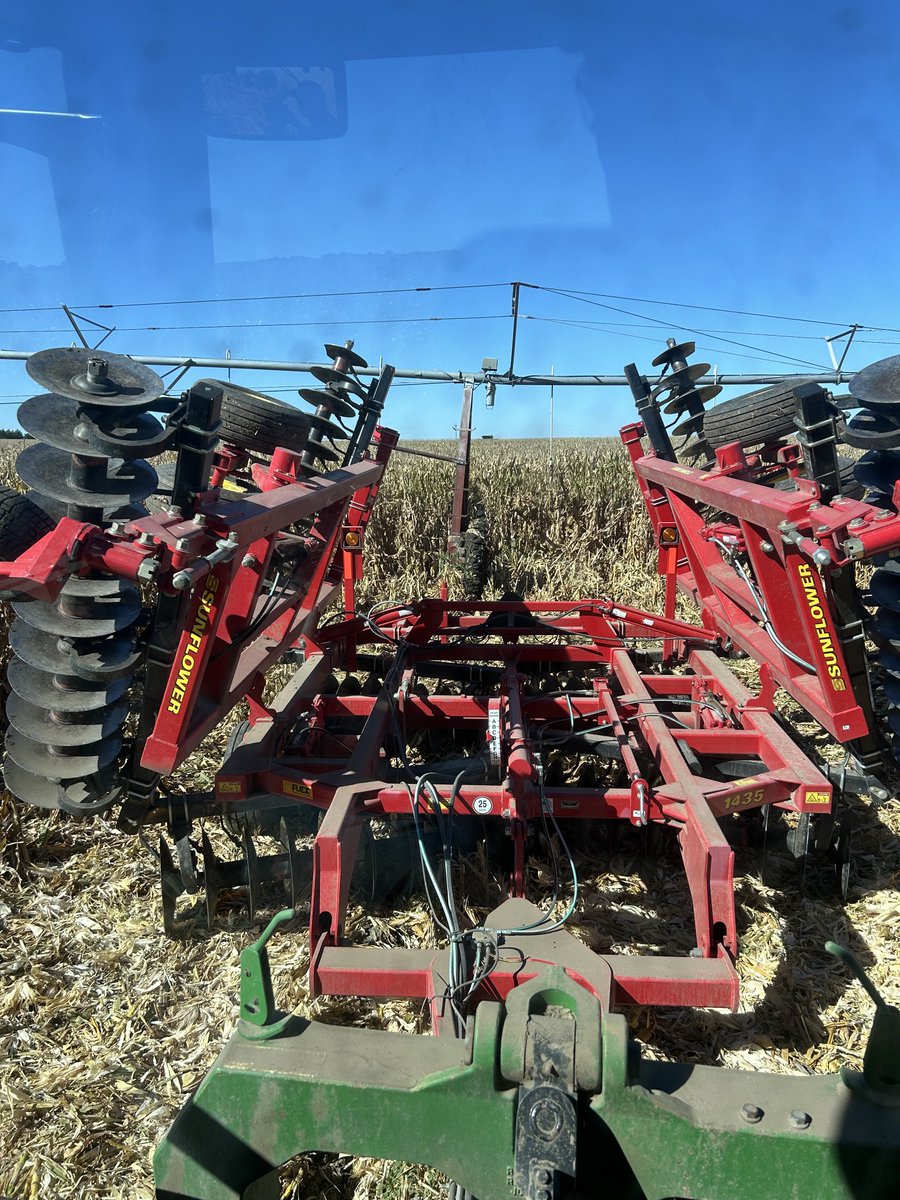 dane_chad's tweet image. Pulling stuck pivots at harvest. Not something the I states are accustomed to