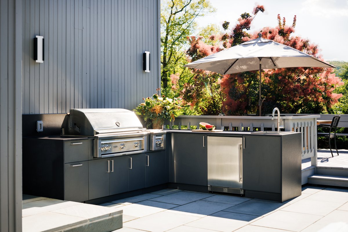 Grilling and dining alfresco - our favorite way to enjoy these last days of summer. 

This outdoor kitchen was made possible with our distinguished partner Urban Bonfire  

Also in collab with the talented Freestyle Restyle &amp; HNI Builders 
📸: Catskill Image