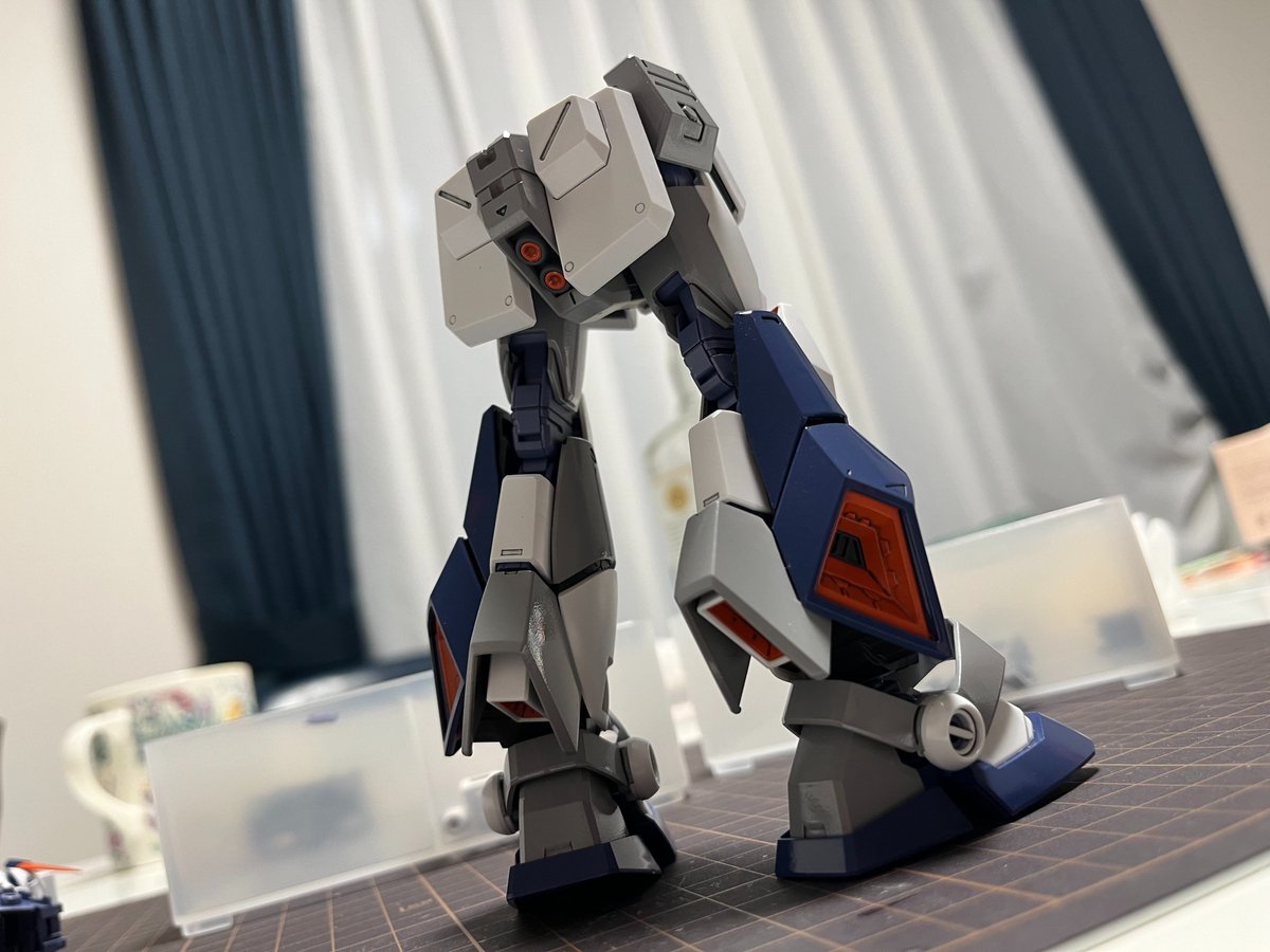 nobwsnolife's tweet photo. 下半身を組み上げたタイミング。
もうこの時点でいつもなら、引き上げるかって状況。
そりゃあ、飲み続ければ泥酔にも近くなるわな。
脛内側の吸盤、取付忘れてるしなあ、今見ると。
#プラモデル #ガンプラ #摸活 #NT1 #ALEX #ver20 https://t.co/12DwfNiodV