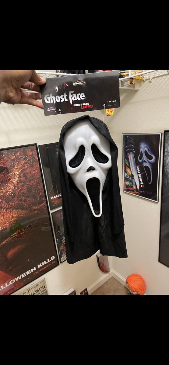 Dequail5's tweet image. FOUND THIS GHOSTFACE MASK FOR 8$ @Walmart YES ILL TAKE IT LOL🔪🩸👻

#Ghostface #Funworld #Screamfranchise