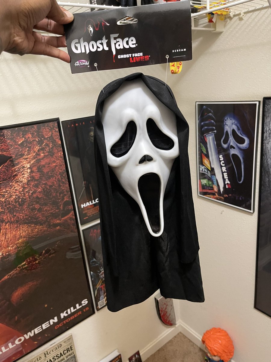 Dequail5's tweet image. FOUND THIS GHOSTFACE MASK FOR 8$ @Walmart YES ILL TAKE IT LOL🔪🩸👻

#Ghostface #Funworld #Screamfranchise