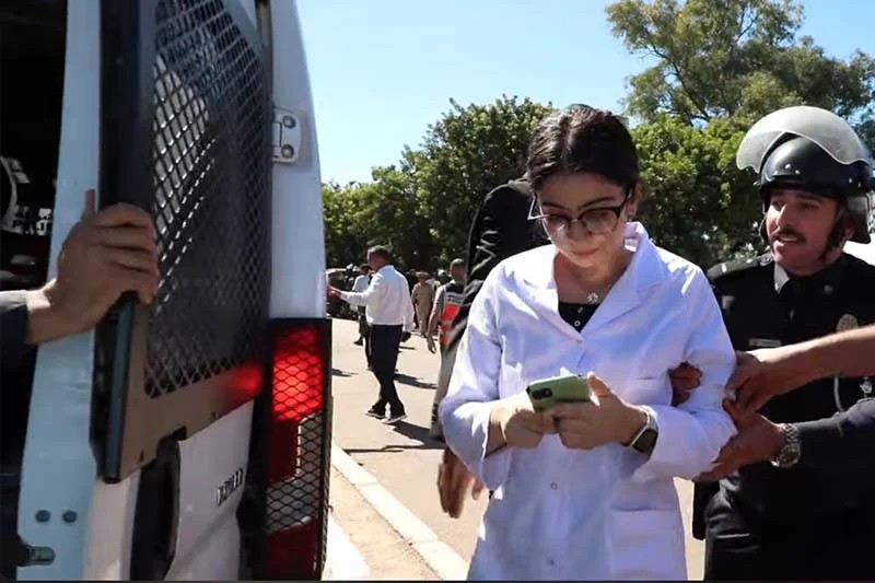 ImaneMouchane's tweet photo. #Save_moroccan_medstudents
#Medstudents_in_Morocco_are_assaulted
#The_dignity_of_future_doctors_in_Morocco_is_insulted
#Medical_students_are_assaulted_in_the_streets_of_Rabat
#طلبة_الطب_بالمغرب_يعنفون
#التكوين_الطبي_بالمغرب_يحتضر
#كرامة_طبيب_الغد_بالمغرب_تهان https://t.co/l9xcbtEzM7