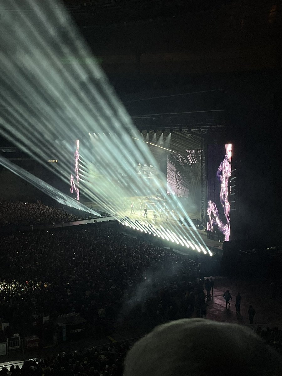 Heuuu veux pas casser l’ambiance mais le son dans les gradins était HORRIBLE ! Un son  décalé entre le devant et l’arrière.  un écho insupportable. Trop dommage #mylenefarmer #stadedefrance #nevermore2024