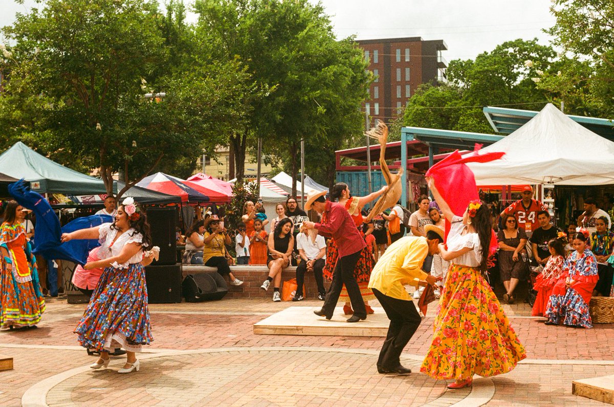Ballet Folklórico

Nikon FM3A | Helios 81 | Fujicolor200  

#visibleinlight #analogphotography #filmphotography #believeinfilm