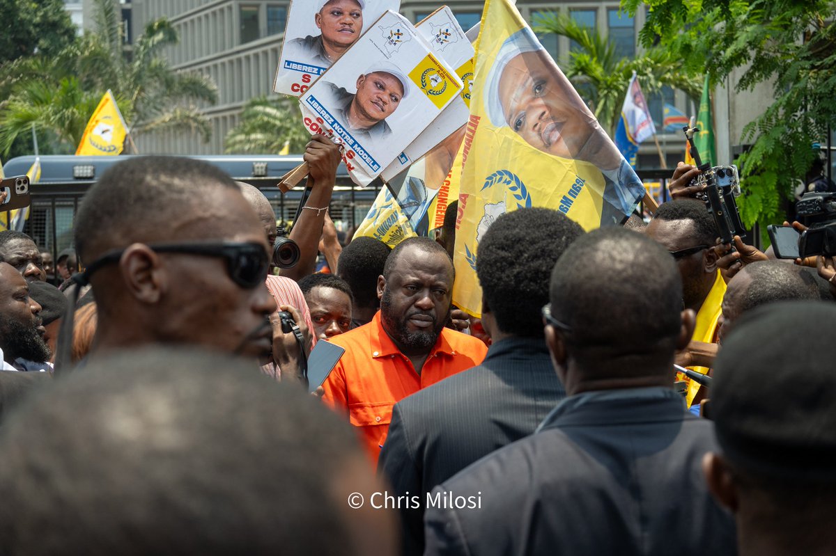 chrismille4's tweet photo. Des militants, amis , membres des familles  des personnalités  de l'opposition de la #RDC tels que #ensemble de @moise_katumbi, #envol de #denis_sesanga @sethkikuni, ACh @kabund_jmkkrock...  se sont  rassemblés dans les rues  de Kinshasa pour protester contre les arrestations.... https://t.co/qwe3qmrbdr