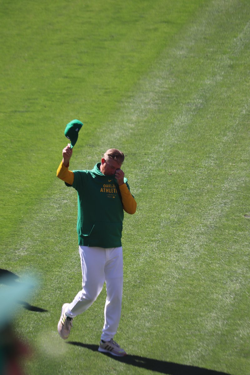 A's pitching coach Scott Emerson gave a tearful salute to the RF Bleachers yesterday after the game 🧢🫡