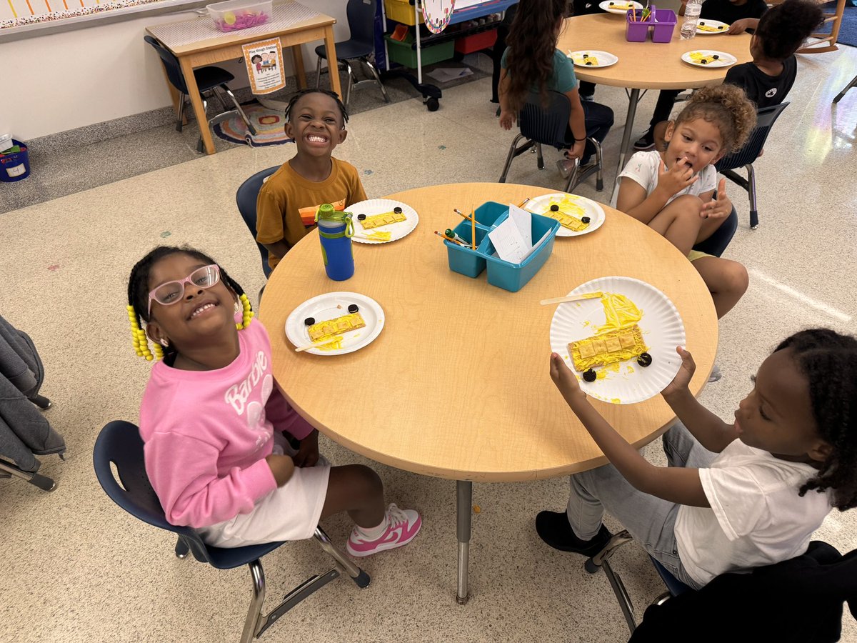 Gabe2687's tweet photo. Shapes Fun Food Craft to end our shapes learning launch. So fun!! @DrManigo @sarapmendez1 @vbschools @VBTitleI @CPES4LIFE @kelvin_bailey https://t.co/gGu2QC5mlp