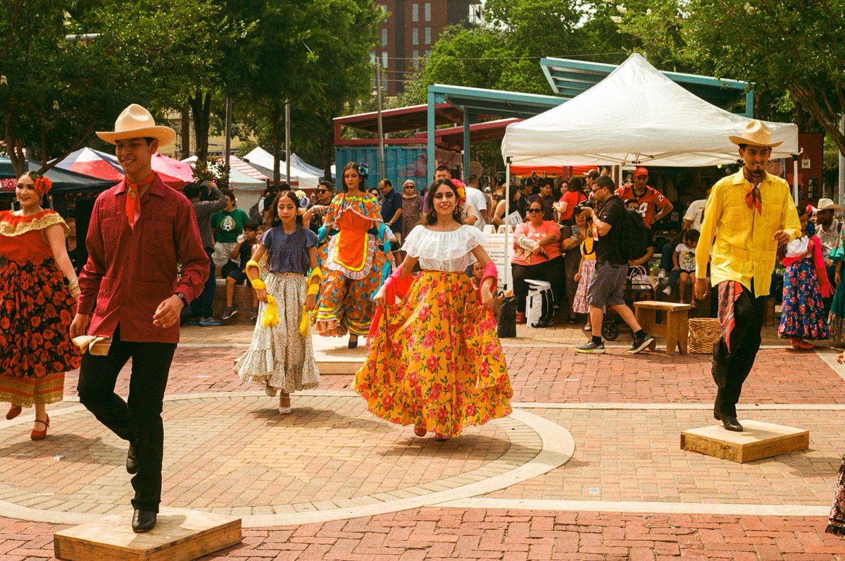 Ballet Folklórico

Nikon FM3A | Helios 81 | Fujicolor200

#visibleinlight #analogphotography #filmphotography #believeinfilm