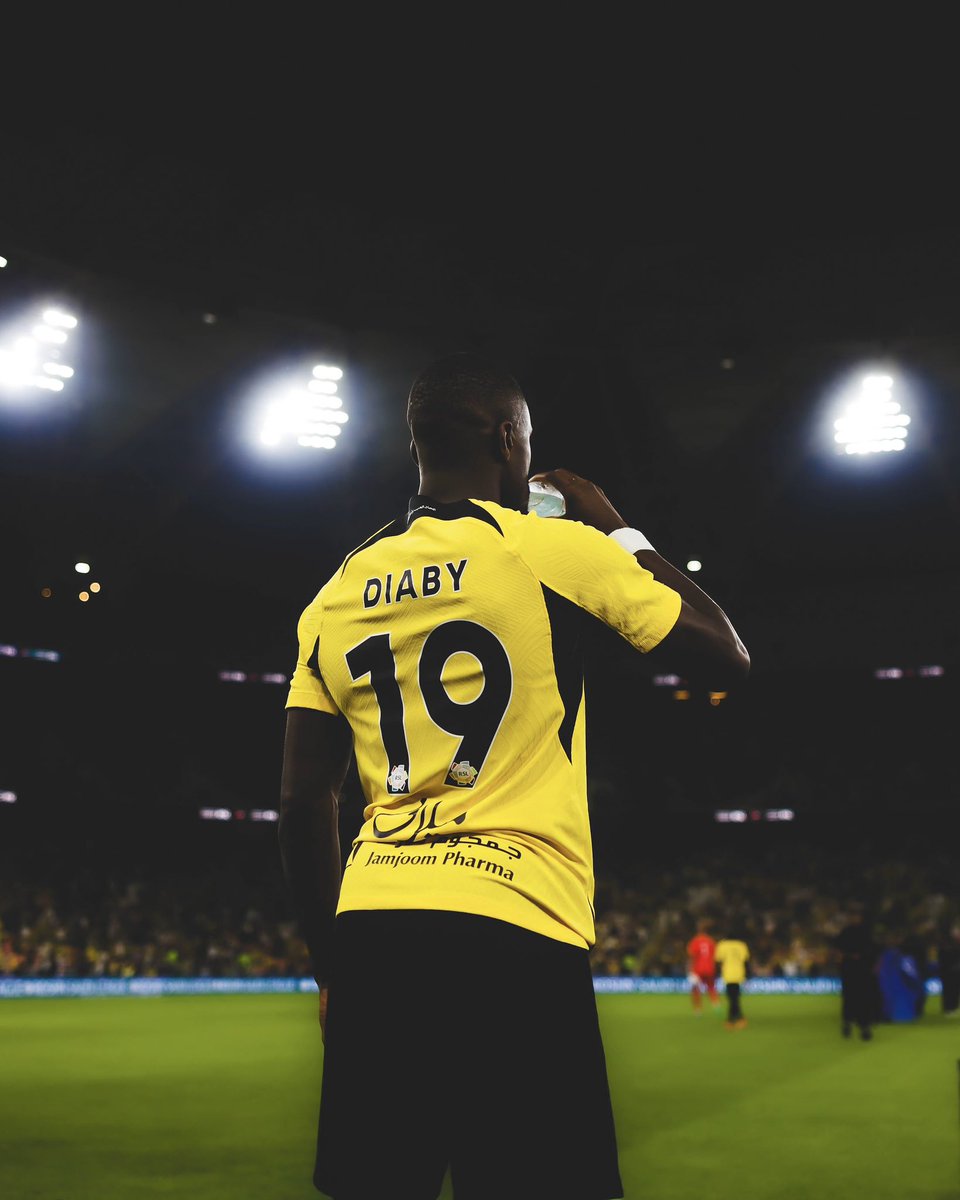 MoussaDiaby_19's tweet photo. Perfect Friday 🔥 Well done 𝒕𝒆𝒂𝒎 💛🖤 #M19🌪️ https://t.co/H2OL3lkZBP