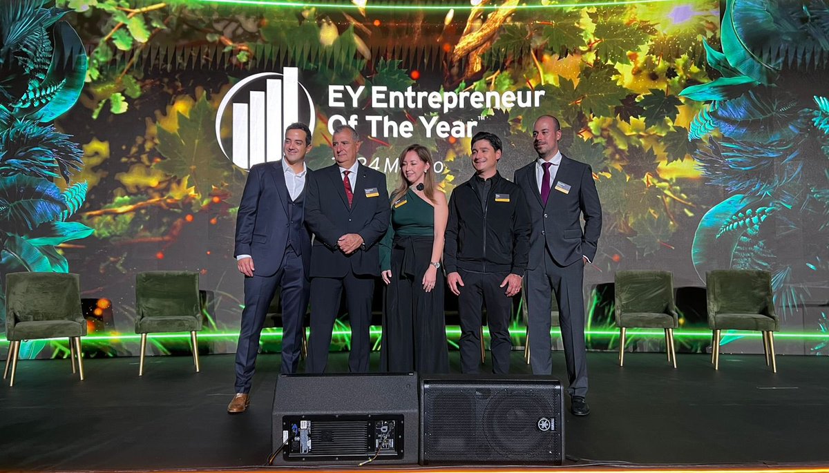 Atendí la ceremonia de premiación de EY Entrepreneur of the Year 2024.  Gracias <a href="/EYMexico/">EY México</a> por visibilizar y reconocer el talento del emprendimiento mexicano.  <a href="/claujanez/">Claudia Janez</a> <a href="/mariatearnal/">Mariate Arnal</a> <a href="/JuanaSohin/">Juana Ramírez</a> <a href="/xla_kz/">Xavier López Ancona</a> <a href="/pcoballasi/">Pablo Coballasi</a> <a href="/rorrovillar/">Rodrigo Villar</a>