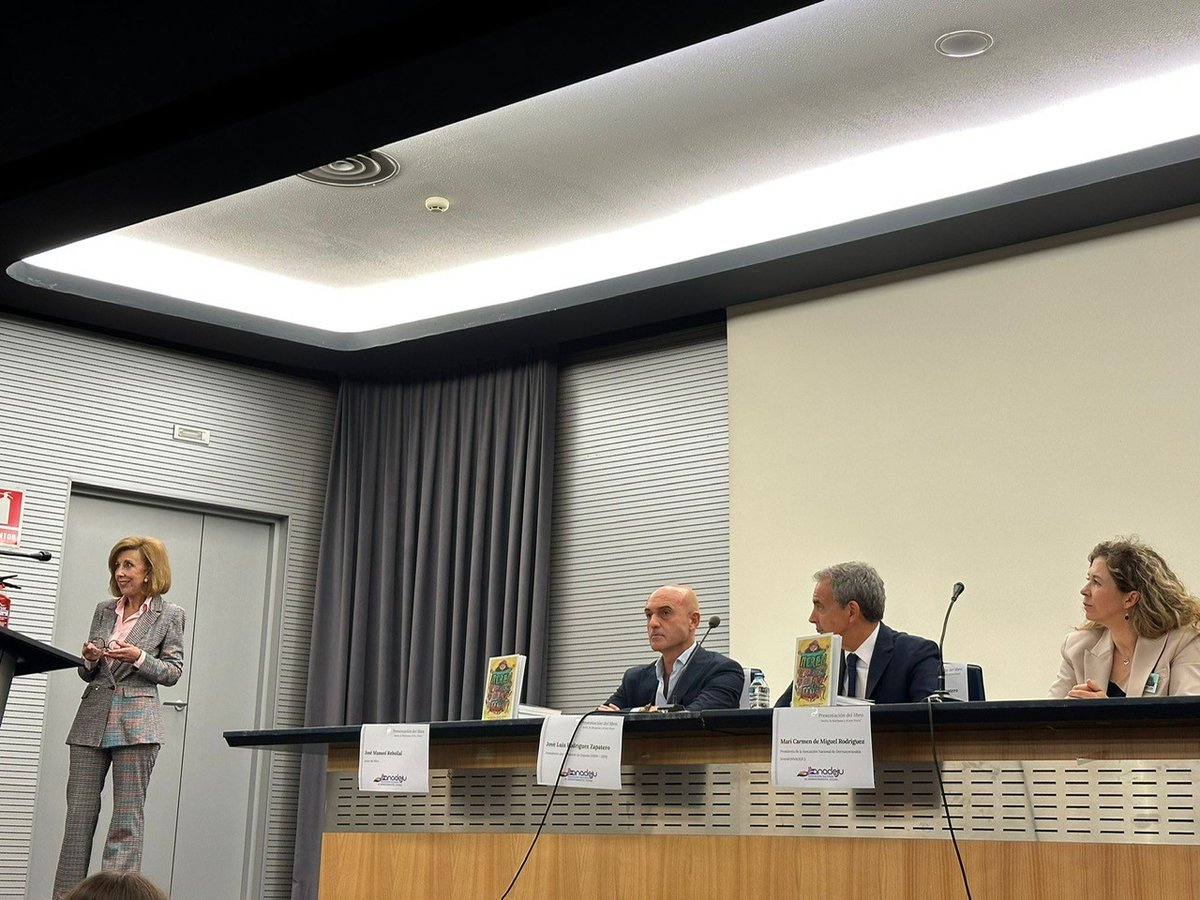 "Con este libro descubrimos a Aeren, su protagonista, que nos recuerda que detrás de cada diagnóstico hay una persona distinta. En este caso un niño o una niña llena de sueños, de ilusiones, de miedos… con muchas cosas por hacer y muchas metas por cumplir. Nos enseña que detrás