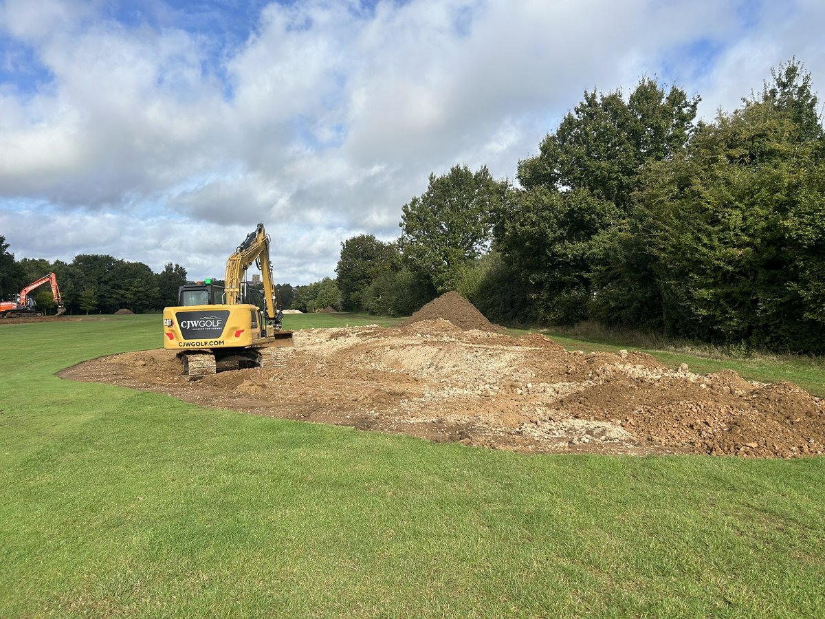VerulamGreens's tweet photo. A damp start to final bunker phase. Still on schedule and some fantastic shapes and strategy coming to fruition… @conorWalsh11 @VerulamGC @EDI__ADI @VerulamProShop https://t.co/dBfdptQ8Yf