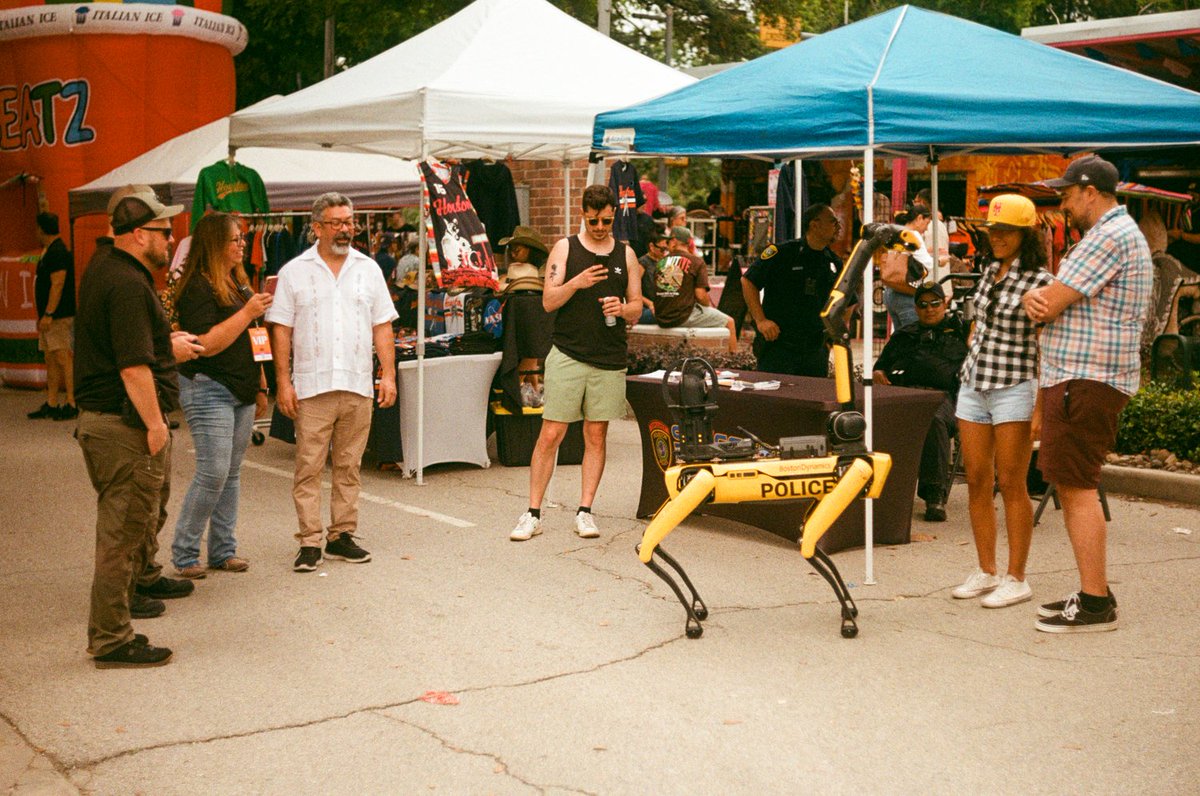 Nightmare fuel with a Fahrenheit 451 mechanical hound echo

Nikon FM3A | Helios 81 | Fujicolor200 

#visibleinlight #analogphotography #filmphotography #believeinfilm